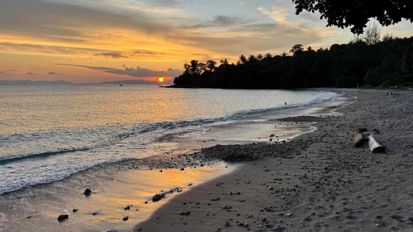 Sunset Beach Resort Weh Sabang  Buitenkant foto